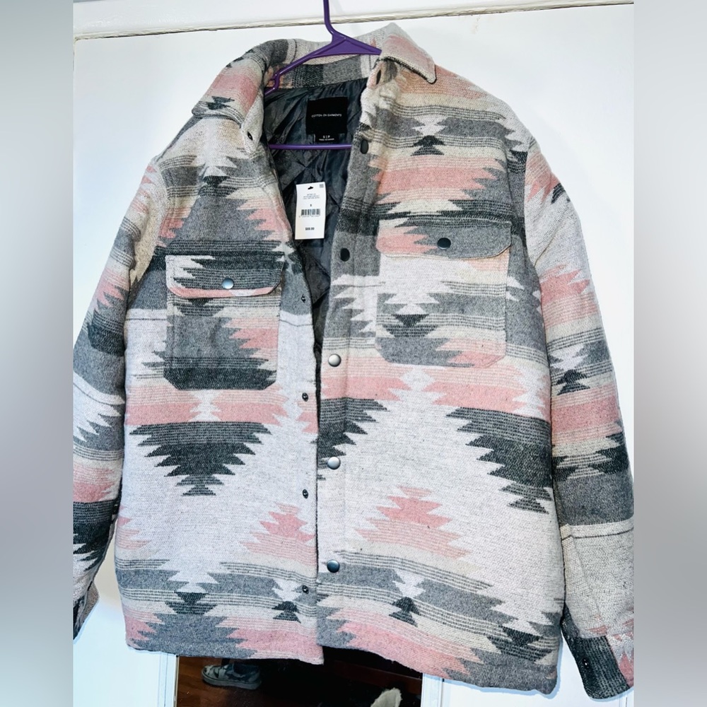 Duck lined shacket. Geoprint pink and grey